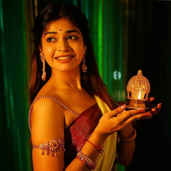 மகிழ்ச்சி ஒளி வீசுது 