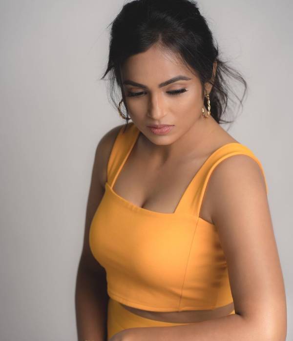 ஆர்ப்பரிக்கும் ரசிகர்கள் 