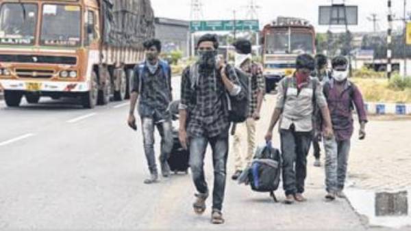 நடந்தே வரும் பயணிகள் நடந்தே வரும் பயணிகள்