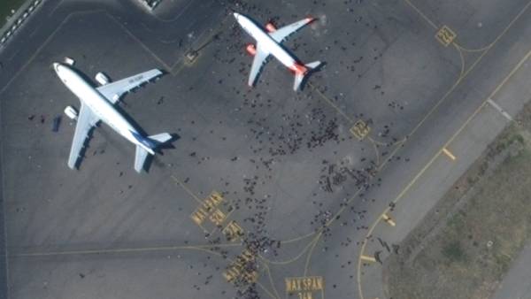 நெரிசலில் தொங்கிய மக்கள் 