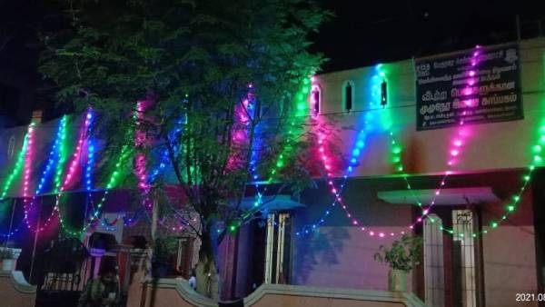 வண்ண விளக்குகளால் ஜொலித்த ரிப்பன் மாளிகை