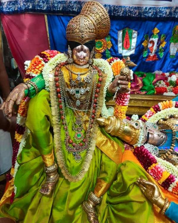 Aadi pooram festival : Srirangam perumal gifted to Pattu vasthiram for Srivilliputhur Aandal 