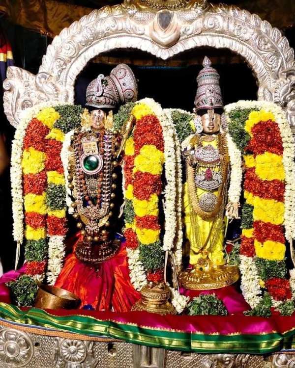 Aadi pooram festival : Srirangam perumal gifted to Pattu vasthiram for Srivilliputhur Aandal 