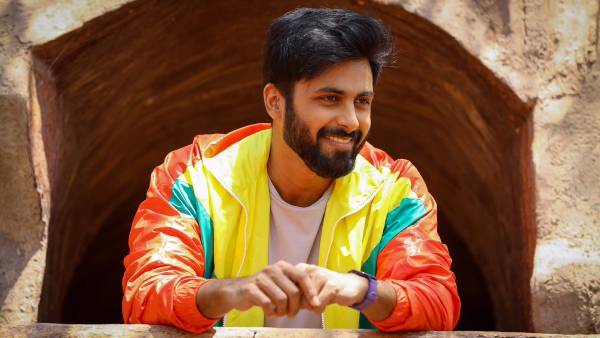 பேசினாலே அதிசயம் ஆனாலும் பிடிக்குதே