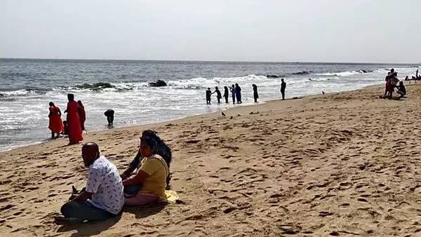 காவலர்கள் வழங்கிய சானிடைசர்கள் 
