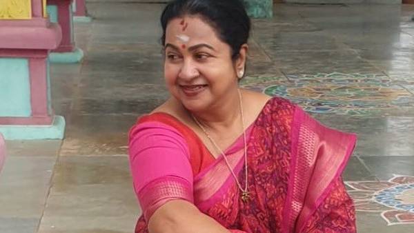 குலதெய்வம் கோவிலுக்கு விசிட் அடித்த ராதிகா 