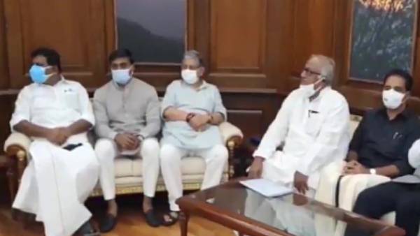 உடைந்து பேசிய வெங்கையா நாயுடு உடைந்து பேசிய வெங்கையா நாயுடு