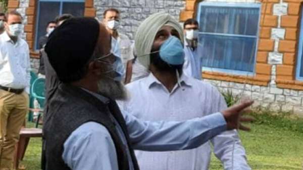 தேசியக்கொடி ஏற்றினார் தேசியக்கொடி ஏற்றினார்