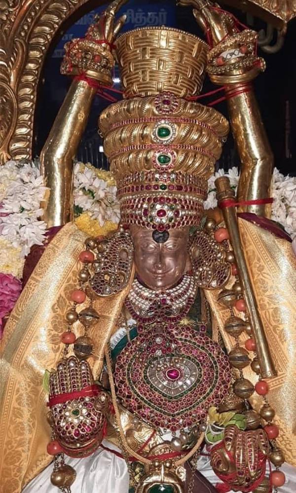 மண் சுமக்கும் சிவபெருமான் மண் சுமக்கும் சிவபெருமான்