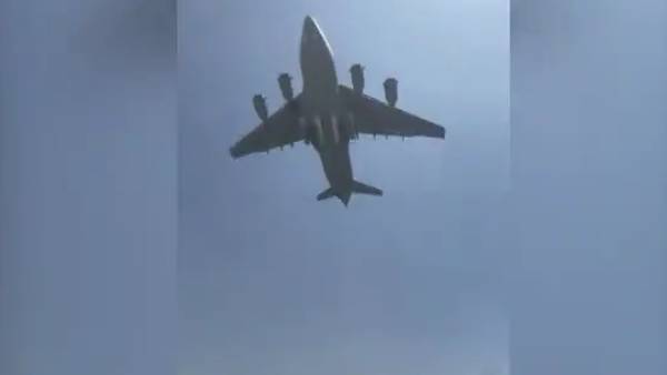 உச்ச பதற்றத்தில் ஏர்போர்ட் உச்ச பதற்றத்தில் ஏர்போர்ட்