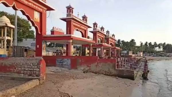 அக்னி தீர்த்தத்தில் புனித நீராடல் 