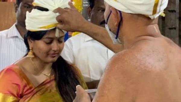 சமாளிக்கும் காயத்ரி ரகுராம் 