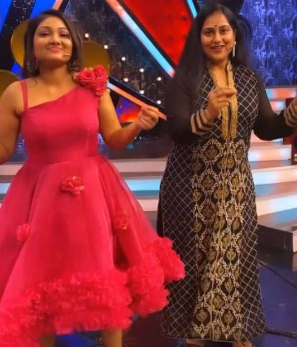 அலைமோதும் ரசிகர்கள் கூட்டம் 