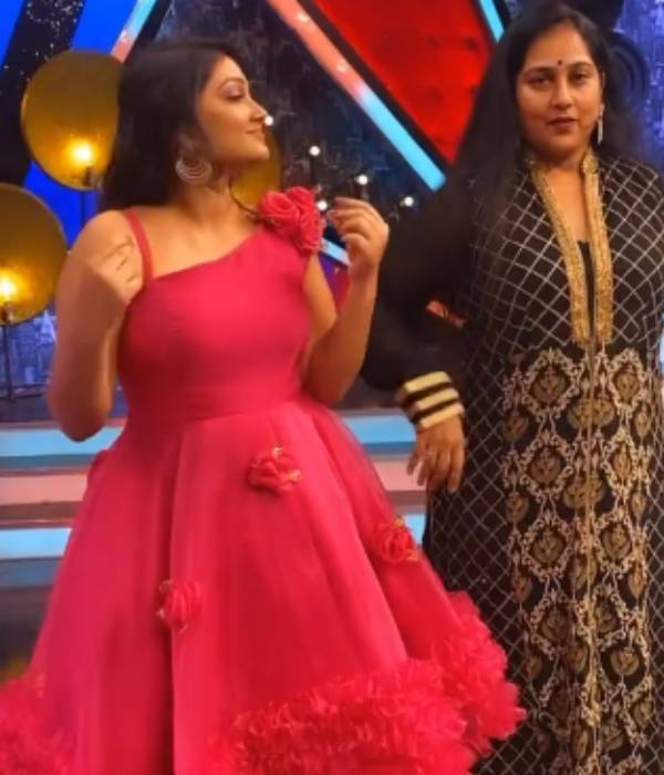 மாஸ் காட்டும் ரோஜா 