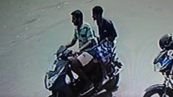 சோளத் தட்டைக்குள் நான்கு உடல்கள் சோளத் தட்டைக்குள் நான்கு உடல்கள்