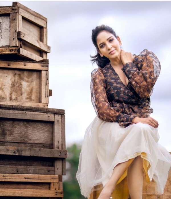 சூம் பண்ணவே வேண்டாம் 