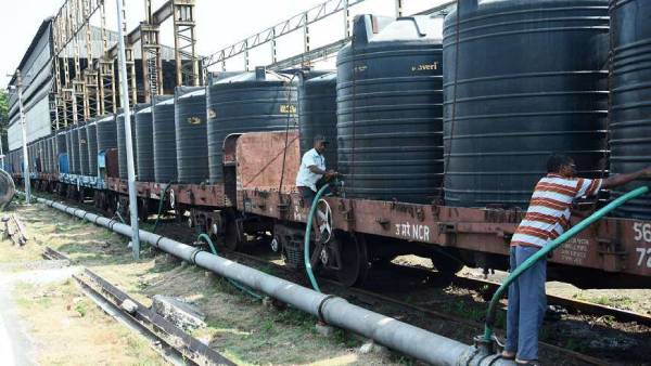 ரயிலில் வந்த குடிநீர்