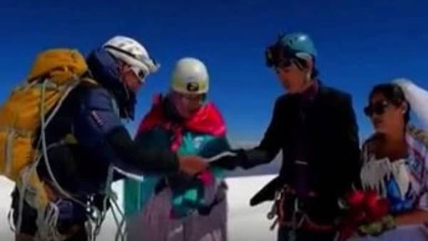 மலை உச்சியில் திருமணம் மலை உச்சியில் திருமணம்