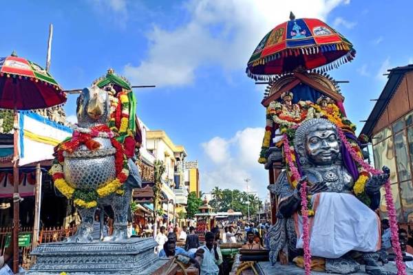 கோவிலுக்குள் சுவாமி உலா கோவிலுக்குள் சுவாமி உலா