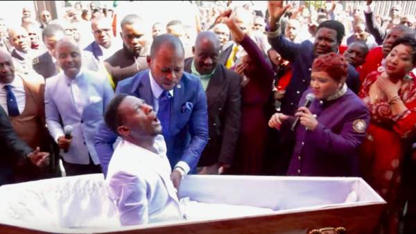 குழியில் புதைந்த பாதிரியார்