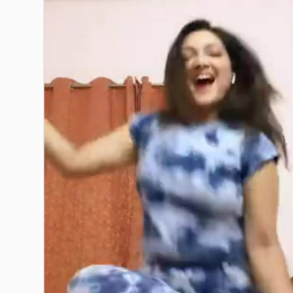 பார்ப்பதற்கு இரண்டு கண்ணும் போதாது போல 