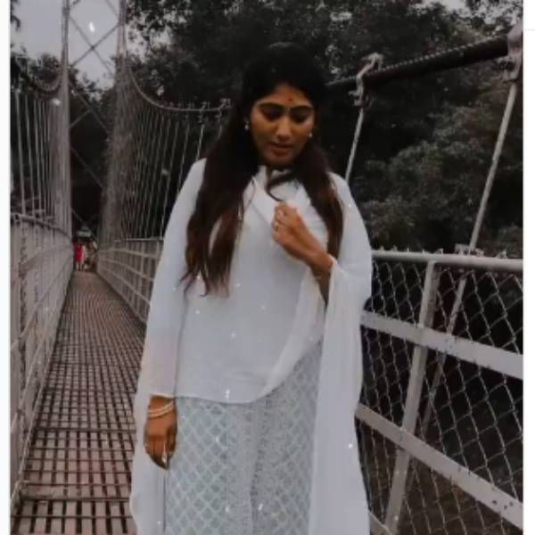 கும்மாங்குத்து குத்திய ஜூலி 