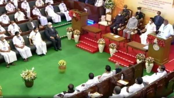 மேஜையை தட்டி ஆரவாரம்