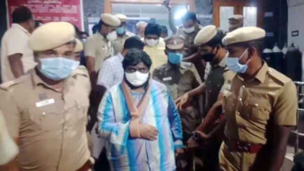 பண்ணை வீட்டில் பதுங்கல் 