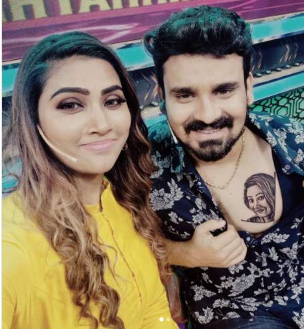 நெஞ்சுக்குள்ளேயும் வெளியேயும் நந்தினி 