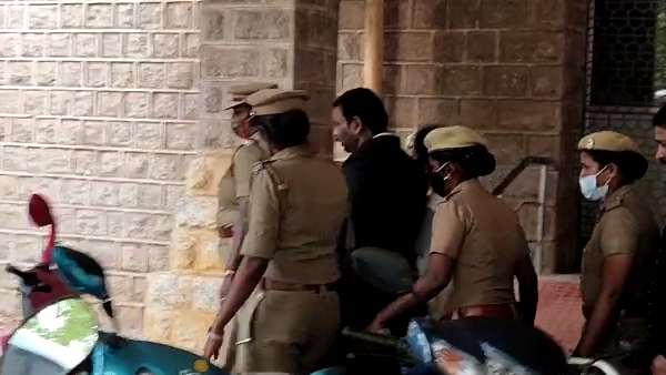 ரூ 10 லட்சம் பறிப்பு 