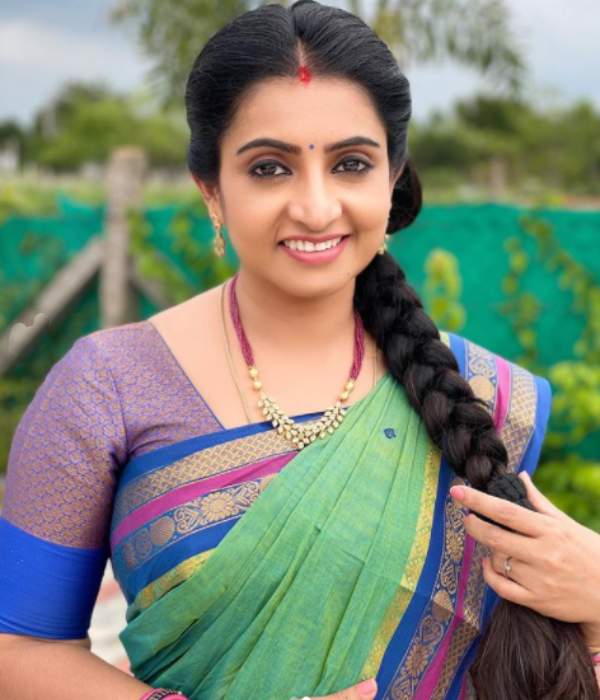 காதோரம் ஆடும் ஜிமிக்கி கம்மல் 