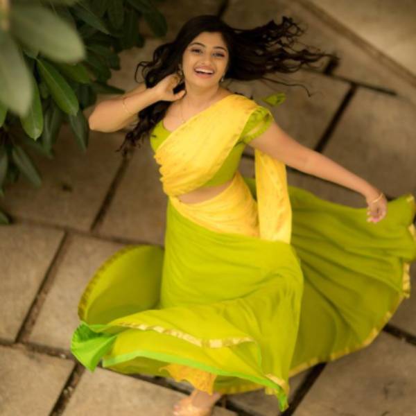 அப்படியே கண்களை உருட்டி