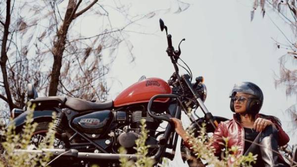 புல்லட்டில் பைங்கிளி