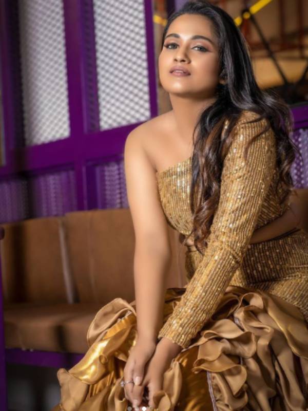 மின்னும் உடையில் கலக்கல்