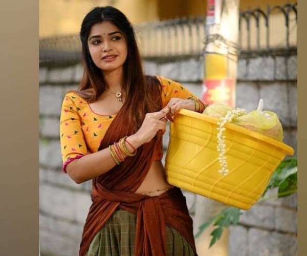 சுட்ட கவிதையா இருக்குது