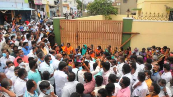  அதிமுகவினருக்கு டிபன், சாப்பாடு, ரோஸ் மில்க் 