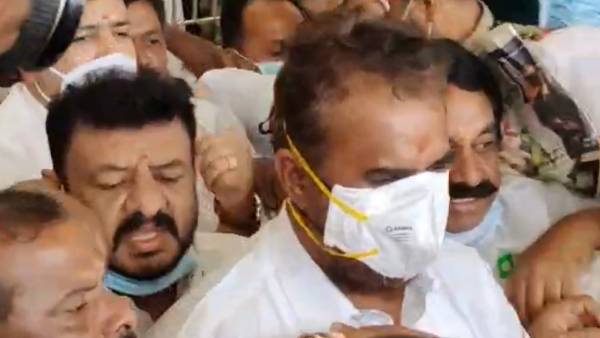 விமான நிலையம் அணிவகுத்த வாகனங்கள் 