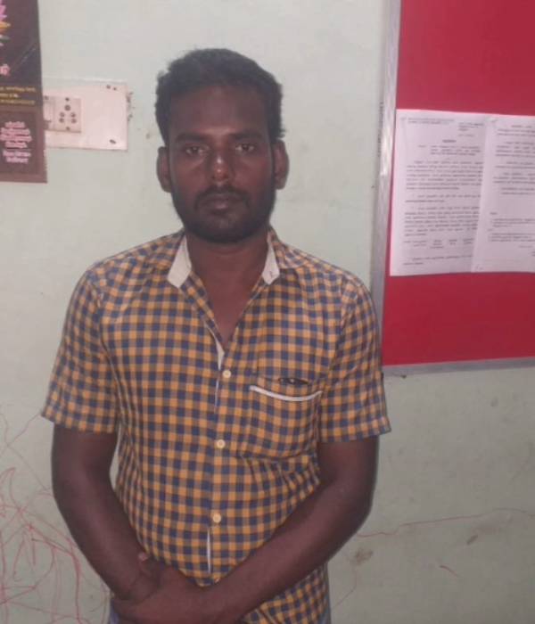 கட்டையால் தாக்கினார் 