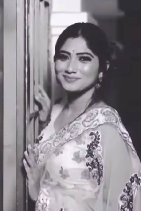 பக்கத்திலேயே இன்னொரு நிலா 