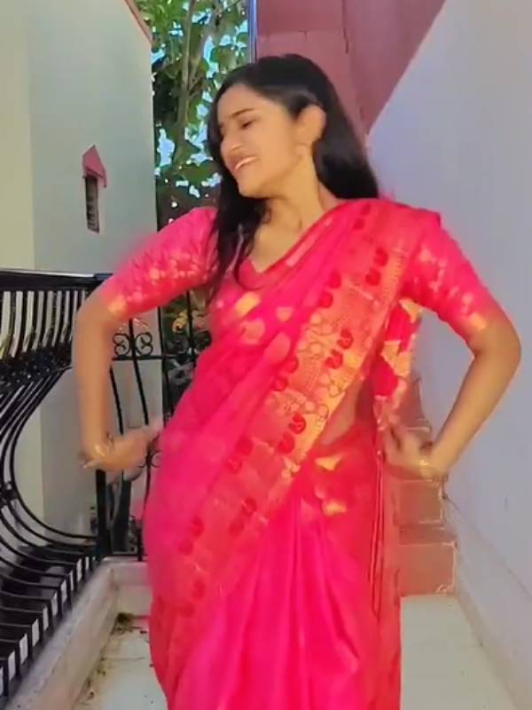  புடவையிலேயே இந்த குத்து குத்துறாரே 