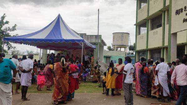 மாணவர்களுக்கு வகுப்புகள் 