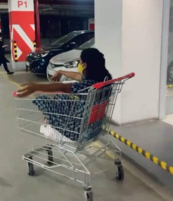 கையை தூக்கி செம என்ஜாய் தான் 