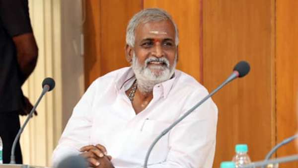 கோயில் முன் கூட்டம்