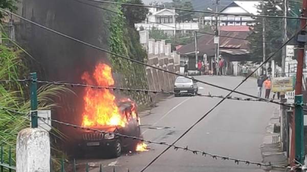 முதல்வர் வீடு மீது தாக்குதல் முதல்வர் வீடு மீது தாக்குதல்