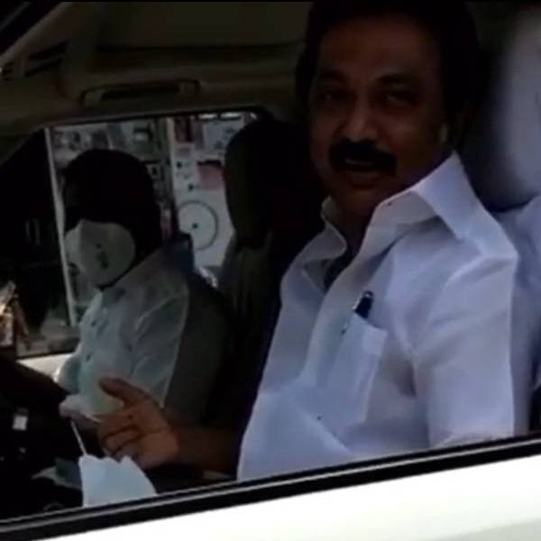 சாலையோரம் கோரிக்கை மனு 