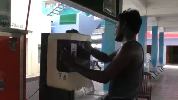 கடற்கரையில் வியாபாரிகள் 