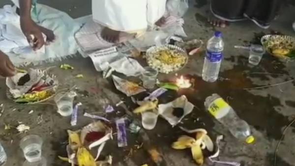  வைகையில் குவிந்த பொதுமக்கள்
