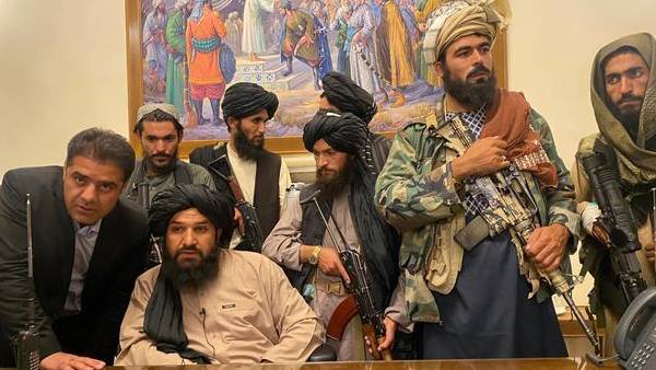 விமான நிலையத்தில் துப்பாக்கி சூடு- 5 பேர் பலி 