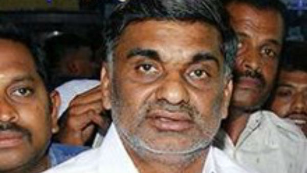 யார் புகார்? யார் புகார்?