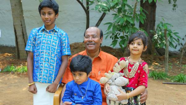 Pmk founder Ramdoss who played with grandchildren 